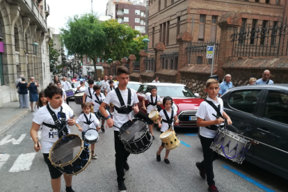 Timbalers ascendeixen pel carrer Assalt, com va fer Suchet.