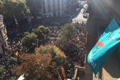 Imatge de centenars de persones davant de la conselleria d'Economia, a la Rambla de Catalunya amb Gran Via, el 20 de setembre del 2017, coincidint amb els escorcolls de la Guàrdia Civil