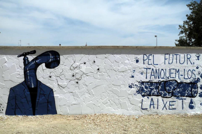 Imatge del mural que la PDE va pintar al parc del Riu de Deltebre i que el consistori ha esborrat per un error.