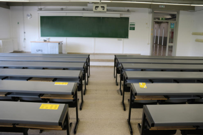 Imatge d'una aula buida de la UAB.
