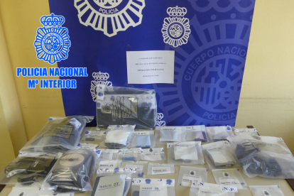Material intervingut per la Policia Nacional de Reus durant l'operació.