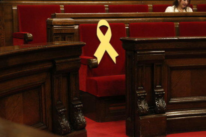 El lazo amarillo en la bancada del Gobierno antes que arrancara el pleno del 25 de mayo de 2018.