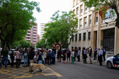 Desenes de persones concentrades davant l'Audiència de Tarragona per donar suport als encausats.