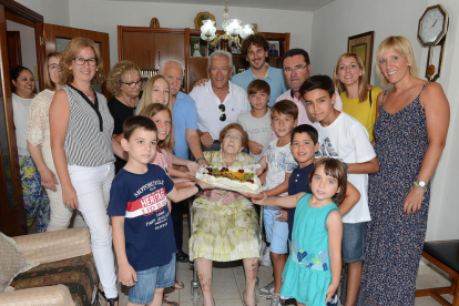La pobletana Ana Esmeralda Durán ha celebrat els seu 100 anys rodejada de la família.