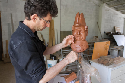 Joan Serramià modela el cap del Nano Capità al seu taller, on està creant les figures que formaran part del carilló.