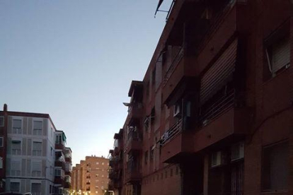 Un tramo de la calle Prades lleva tres días a oscuras.