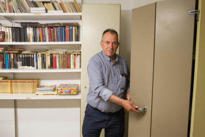El president de l'Associació de Veïns Monestir, Alfonso Berbel, mostra l'armari on hi havia els jocs.