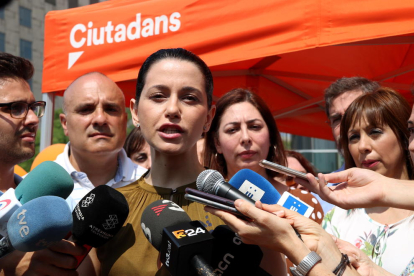 La cap de l'oposició al Parlament de Catalunya, Inés Arrimadas, durant una roda de premsa aquest divendres al matí.