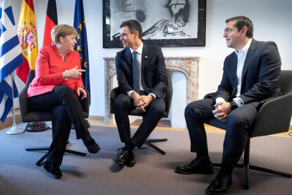 Pedro Sánchez, con la canciller alemana, Angela Merkel, y el primer ministro de Grecia, Alexis Tsipras en Bruselas.