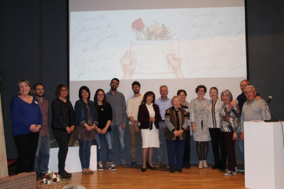 Fotografia de grup en l'acte d'entrega dels premis del Concurs Literari de la Bisbal.