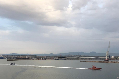 El pesquero Chimo se encontraba a la deriva y ha sido remolcado hasta el Port de Tarragona.