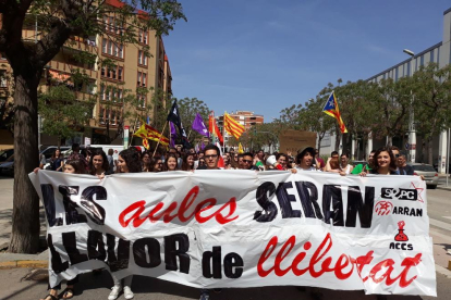 Capçalera de la manifestació a Tarragona en el marc de la vaga dels estudiants universitaris i de secundària.