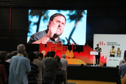 Imatge a la pantalla del president d'ERC, Oriol Junqueras, després que Gabriel Rufián llegís una carta seva des d'Estremera, durant la Conferència Nacional del partit, a La Farga de l'Hospitalet.