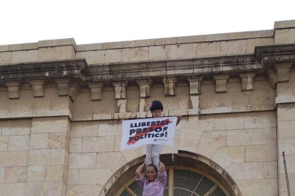 El pilar amb la pancarta «llibertat presos polítics»