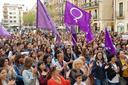 Imatge de la plaça de la Font, on s'han concentrat centenars de persones.