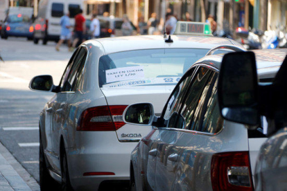 Plano medio de un taxi con un cartel donde se lee 'taxi en lucha', en Tarragona.