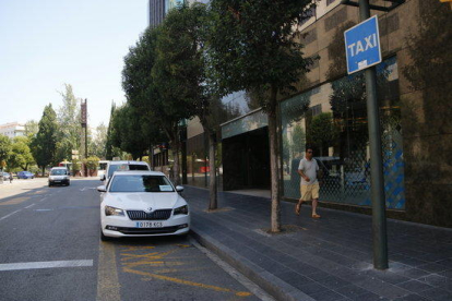 Plano general de la parada de taxis en Tarragona el 30 de julio de 2018.