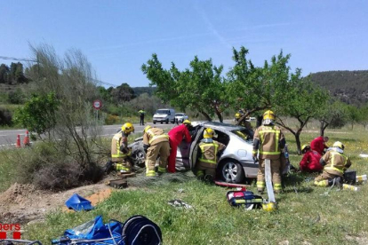 Els Bombers de la Generalitat han treballat per treure el conductor, que havia quedat atrapat.
