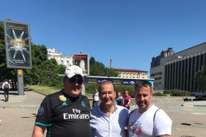 El presidente de la Peña del Morell, Antonio Naranjo, el vicepresidente del Real Madrid y el vicepresidente de la Peña, David Segovia.