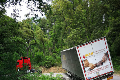 Pla general del camió entravessat a Riudarenes el 26 de maig del 2018.