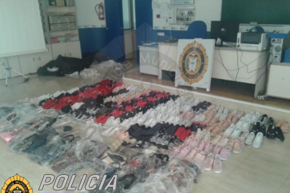Los agentes intervinieron cuatro bolsas a los manteros que contenían 49 bolsos de mano y 125 pares de zapatos falsificados.