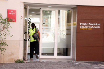 La Guardia Civil, entrando en la sede de Servicios Sociales en el 2015 para buscar documentación.