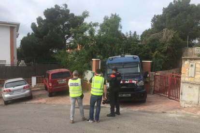 Los Mossos D'Esquadra realizando una entrada en un domicilio de Cala Romana durante la operación policial de este 28 de mayo.