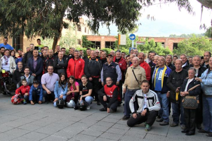 Fotografia de grup dels participants a la XXIX Sortida de Motos Antigues de l'Aleixar.