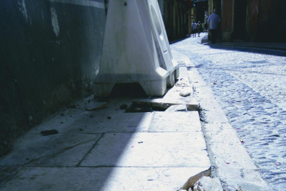 Imatge de la vorera trencada al carrer Cavallers.