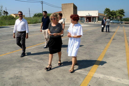 La alcaldesa de Tortosa, Meritxell Roigé, y la jefa de Tráfico en Tarragona y el Ebro, Maria Teresa Gulbenzu, visitando la pista de exàmen de Tortosa con representantes de las Autoescuelas.