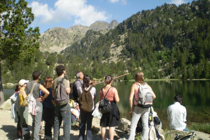 El professor de Geografia de la UdL, Ignasi Aldomà, impartint un taller a l'Alt Pirineu com els que es duran a terme en el marc del Màster en gestió d'àrees de muntanya.
