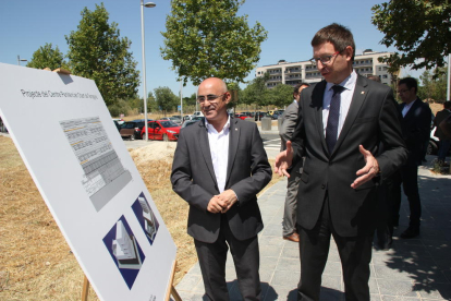 Imagen de archivo de la visita al solar del delegado de Gobierno en Tarragona, Òscar Peris, y el conseller de Justicia, Carles Mundó.