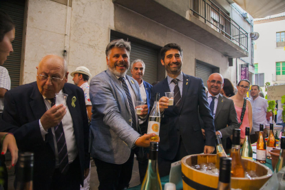 El conseller, acompanyat de l'alcalde de Valls, visitant els estands de la fira.