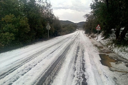 Una tormenta de granizo plenat de hielo en la carretera entre Prades y Albarca.