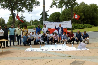 Imagen de la concentración que tuvo lugar el lunes delante del Consulat del Marroc en la ciudad de Tarragona.