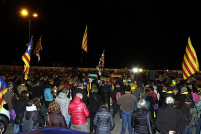 Les persones concentrades davant el centre penitenciari de Mas d'Enric, al Catllar.