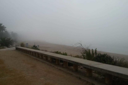 La boira cobreix la platja del Miracle de Tarragona aquest dilluns 1 de juliol.