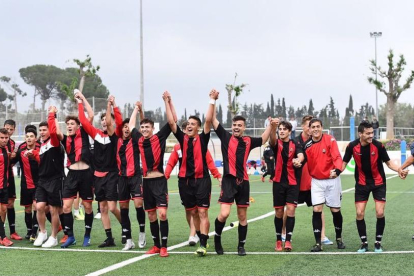 Els jugadors roig-i-negres celebrant l'ascens