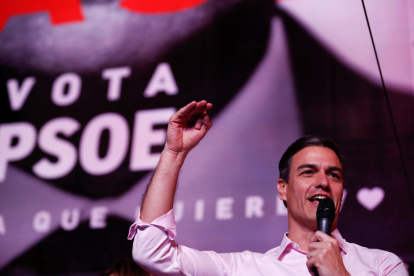 Pedro Sánchez valorant el resultat electoral davant de militants i simpatitzants a la seu de Ferraz.