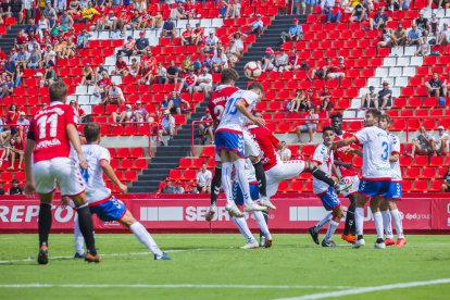 Mejías salta para intentar impactar con la cabeza a la esférica durante el partido contra el Majadahonda.