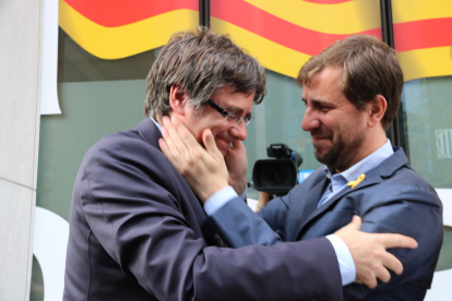 El expresidente Carles Puigdemont saluda a Toni Comín a su llegada a la Delegación de la Generalitat delante de la UE.
