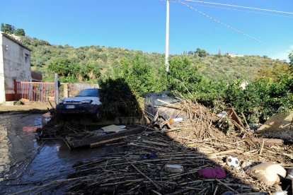 Dos vehicles arrossegats per les fortes pluges a la localitat de Casteldaccia, on el riu Milicia s'ha desbordat i ha inundat les cases veïnes.