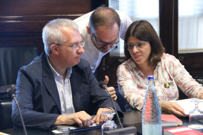 Los diputados de JxCat Josep Maria Forné, Gemma Geis y Josep Costa en la Junta de Portavoces.