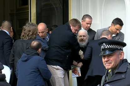 Fotograma d'un vídeo que mostra la policia britànica arrestant Julian Assange a l'ambaixada Equatoriana.