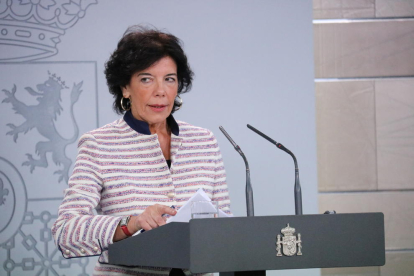 La portavoz del gobierno español, Isabel Celaá, en rueda de prensa en La Moncloa.
