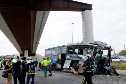El vehículo ha chocado contra un pilar de cemento de un viaducto.