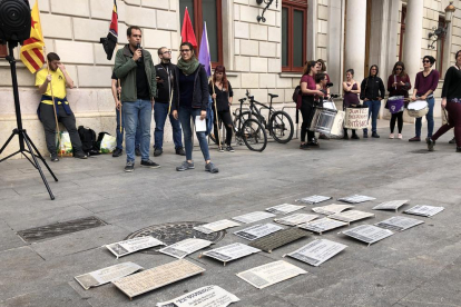Pla general de la vintena de plaques franquistes exposades davant l'Ajuntament de Reus l'1 de maig del 2019