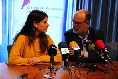 Alfons Montserrat con la presidenta del PDeCAT en las Terres de l'Ebre, Mònica Sales.