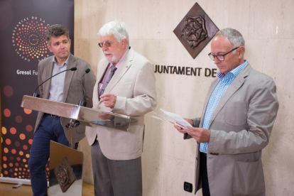 Imatge del regidor de Promoció Econòmica, Marc Arza, el director gerent de la Fundació Gresol, Robert Moragues, i el director dels XII Premis Gaudí Gresol, Joan Batet.