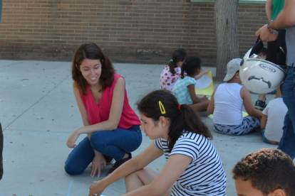 La concejala de Servicios Sociales del Ayuntamiento, Carla Aguilar, ha visitado hoy el Casal d'Estiu que se desarrolla en el CEIP el Serrallo.